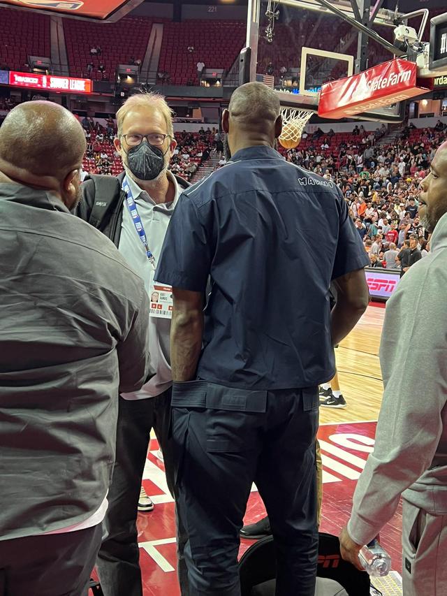 TheShy在湖人比赛中比赛规则变更，比赛局势复杂引发热议！引发球迷热议的简单介绍-九游中心