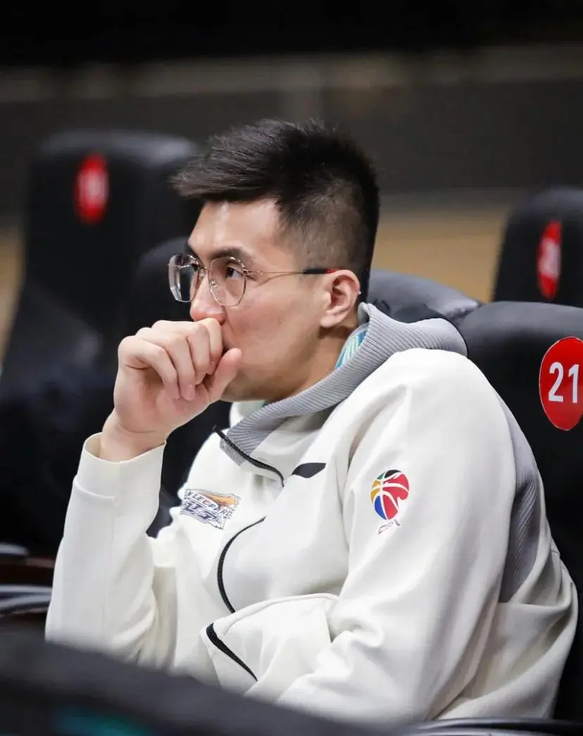 里昂赛前更衣室发声，志在CBA季后赛名次提升，话题不断，年轻球员得到机会的简单介绍-九游中文官网